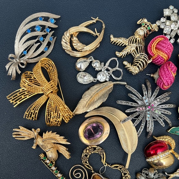 VTG Assorted Brooches and Earrings Lot (see the description) - Picture 4 of 9